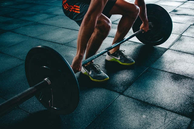 Hombre entrenando en el gimnasio